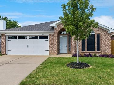 2332 Cap Rock Lane, Fort Worth, TX 76133