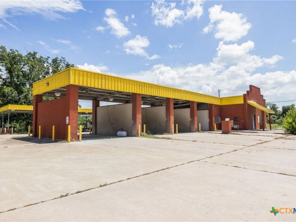 621 W Travis Street , La Grange, TX 78945