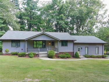 5211 Strawberry Lake Road, Hamburg Twp, MI 48189