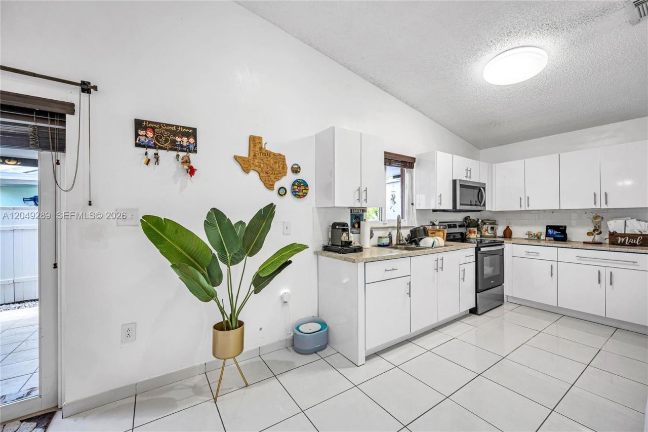 7256 W 34th Ln , Hialeah, FL 33018 Photo