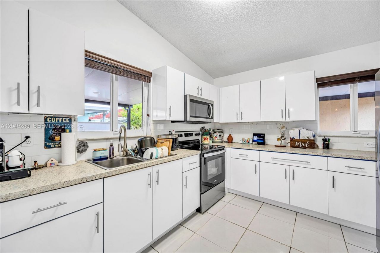 7256 W 34th Ln , Hialeah, FL 33018 Photo