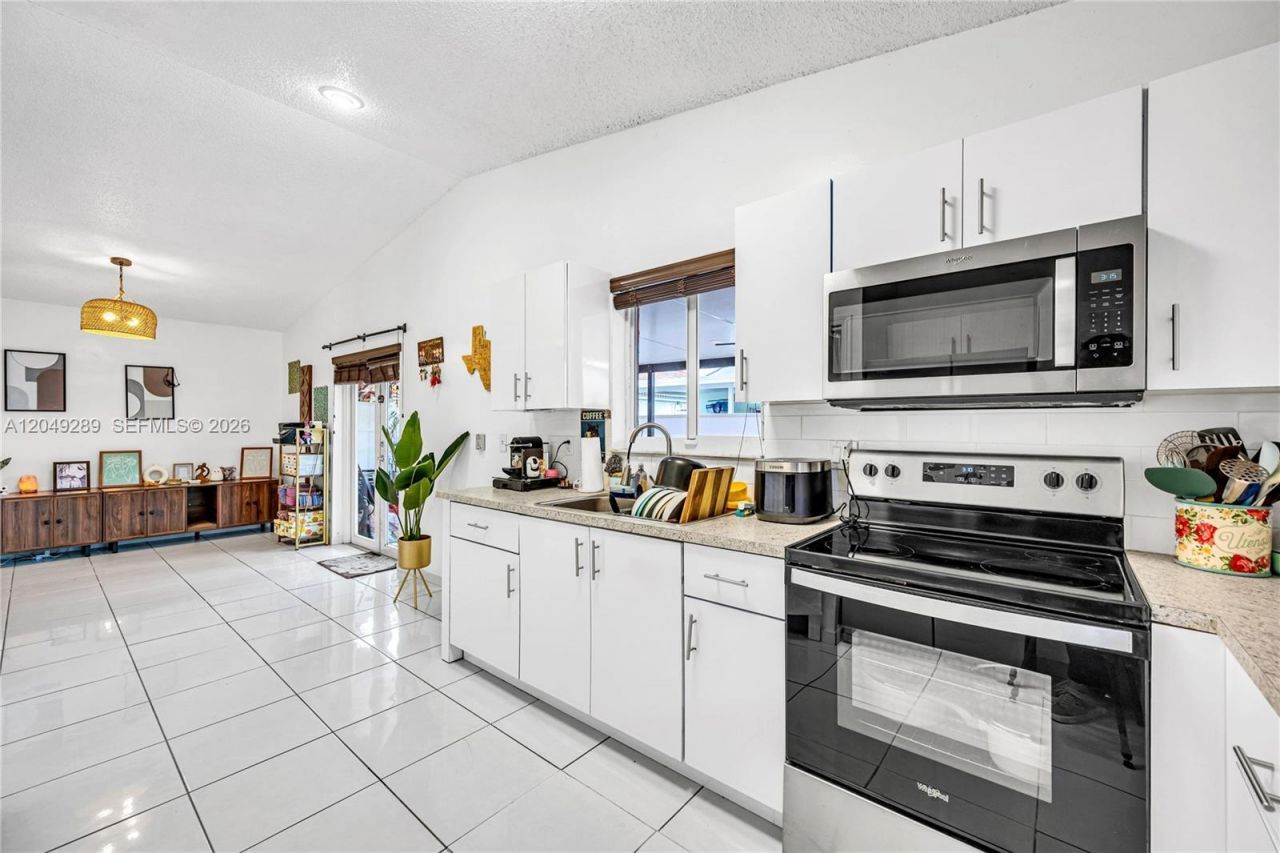 7256 W 34th Ln , Hialeah, FL 33018 Photo
