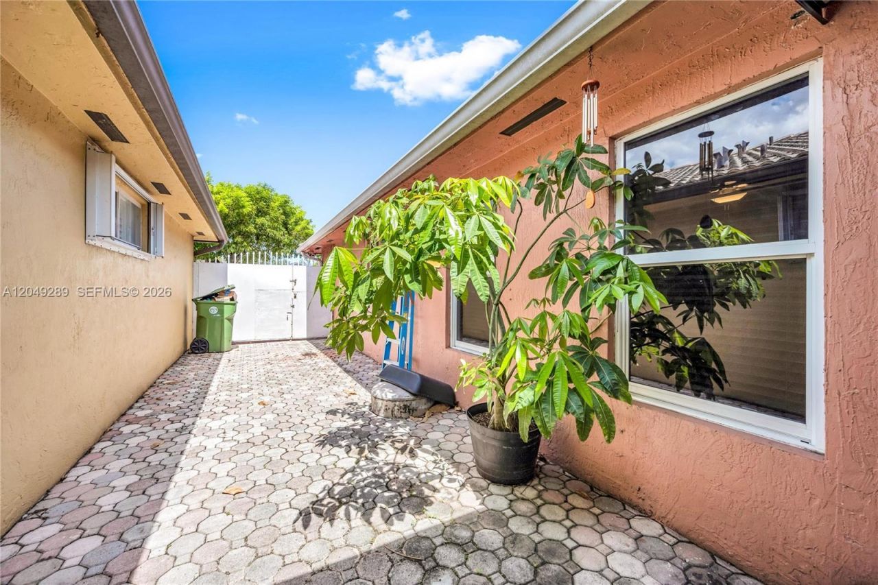 7256 W 34th Ln , Hialeah, FL 33018 Photo