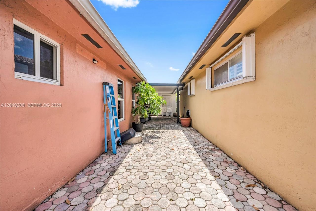 7256 W 34th Ln , Hialeah, FL 33018 Photo
