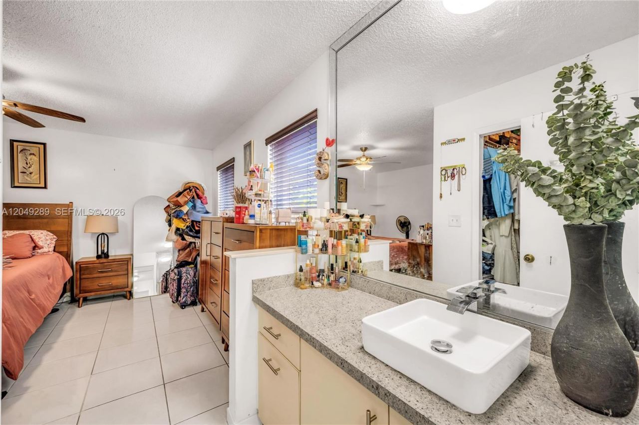 7256 W 34th Ln , Hialeah, FL 33018 Photo