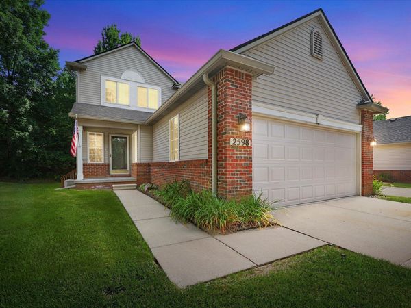 2598 Woodcliff Trail, Hartland, MI 48353
