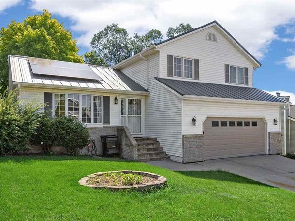 1711 NW Hamer Dr, Cedar Rapids, IA 52405