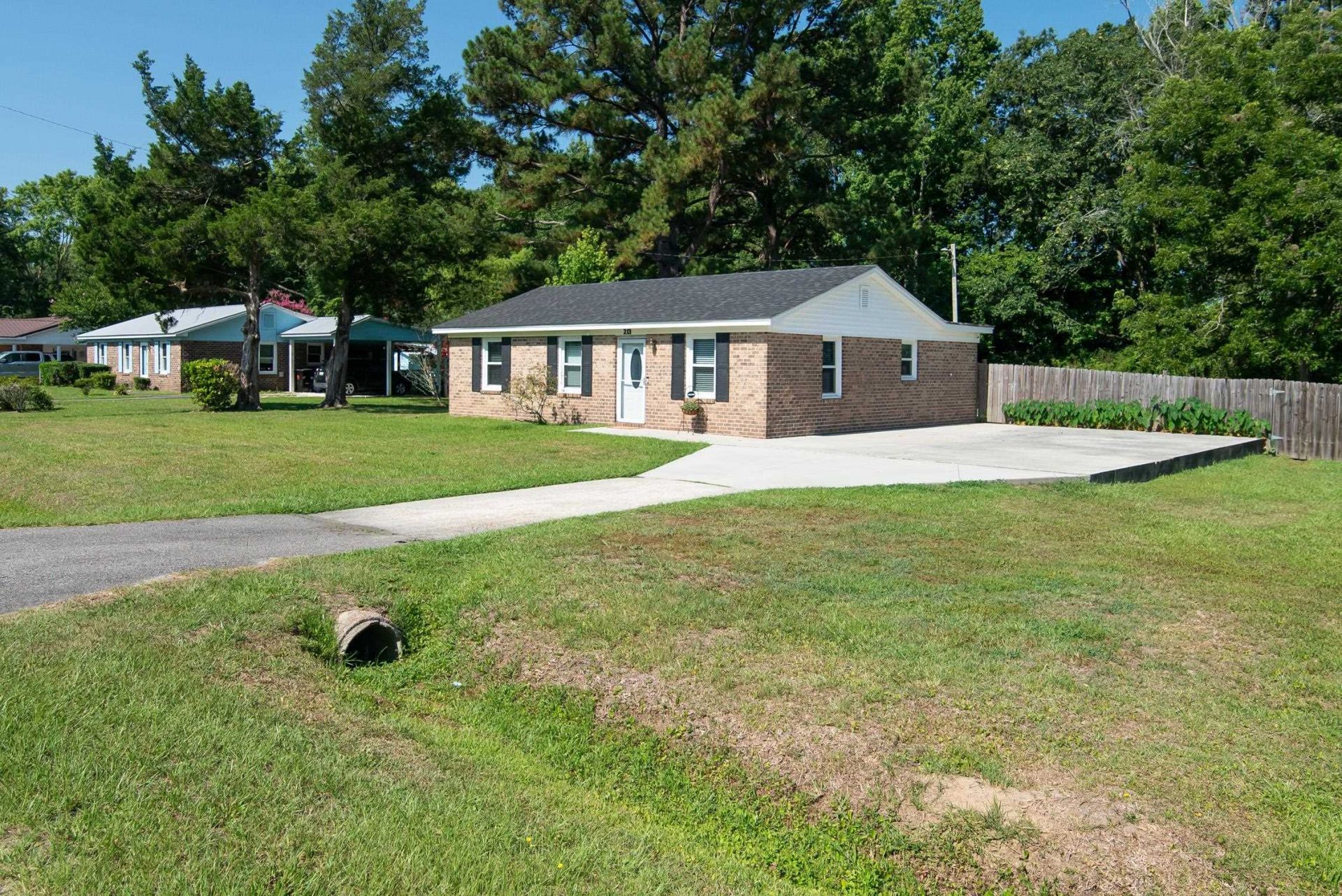 213 Gibson St. Photo 2