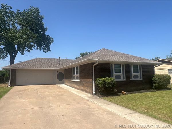1210 W School Street , Claremore, OK 74017