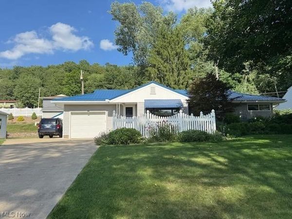 902 Highland Boulevard , Coshocton, OH 43812