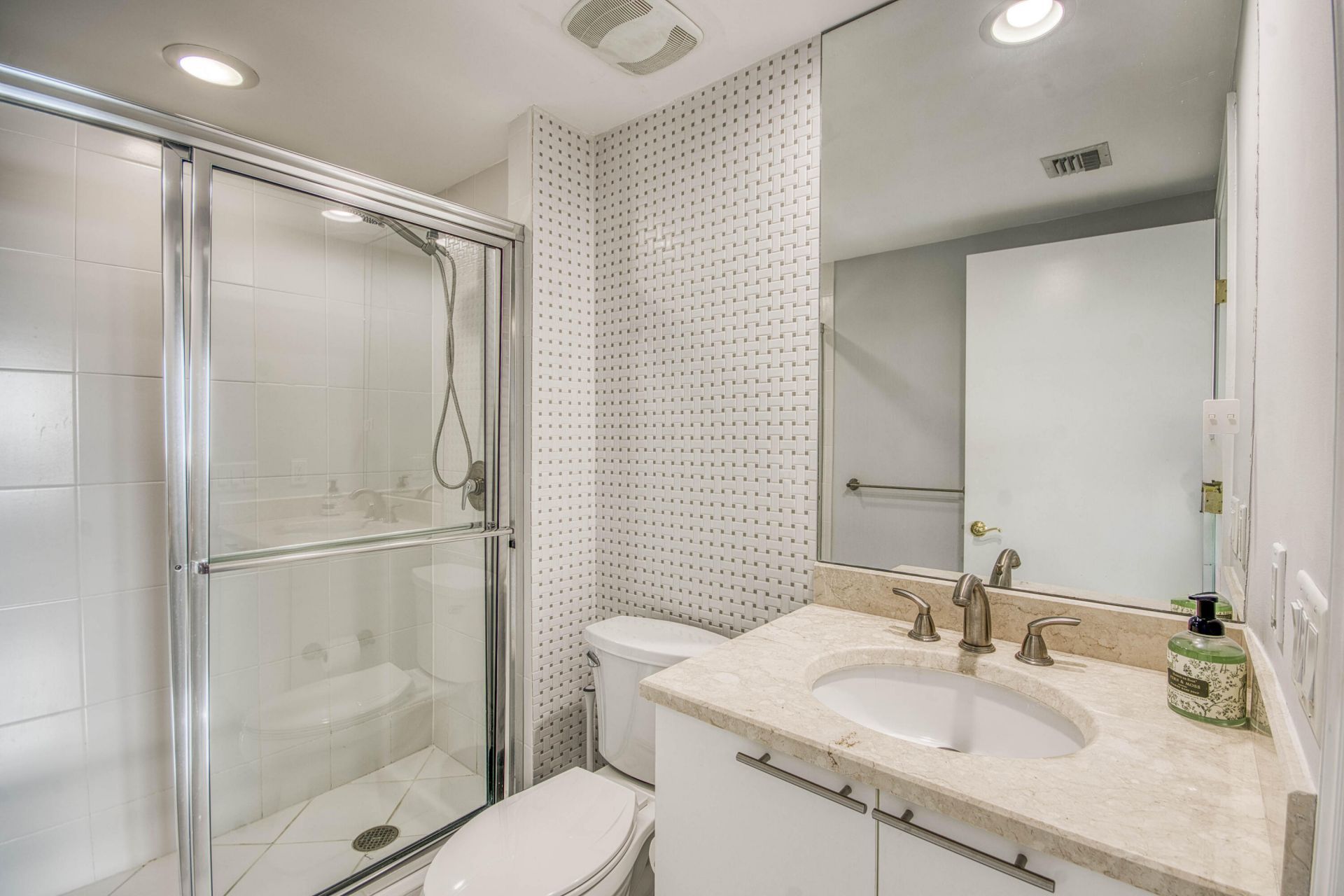 2650 Lake Shore Drive, Unit 2303, Riviera Beach, FL 33404 Photo