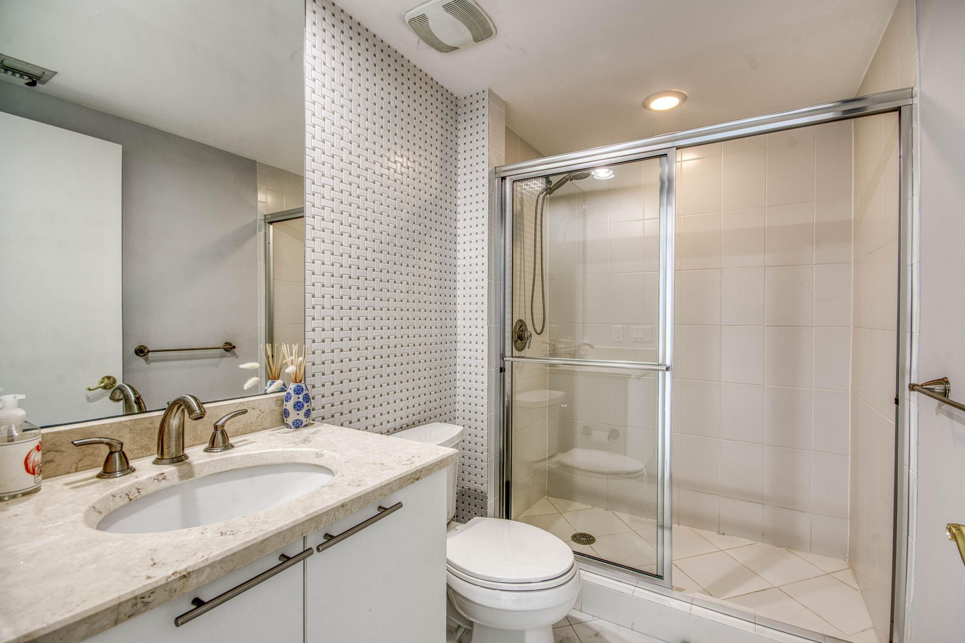 2650 Lake Shore Drive, Unit 2303, Riviera Beach, FL 33404 Photo