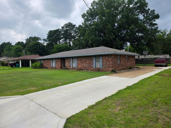 2606 Pemberton Ave., Tupelo, MS 38801