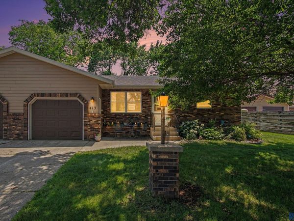 413 SE 8th St, Unit 4, Madison, SD 57042