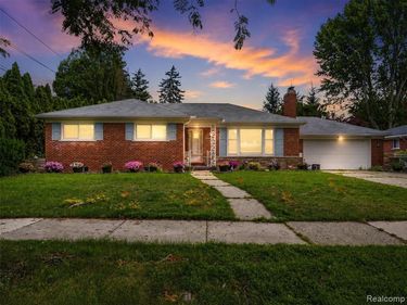 19986 E Doyle Place, Grosse Pointe Woods, MI 48236