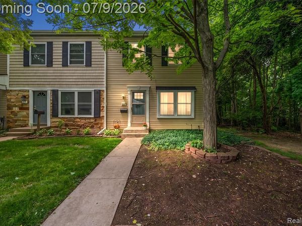 930 Little Hill Ct, Rochester Hills, MI 48307