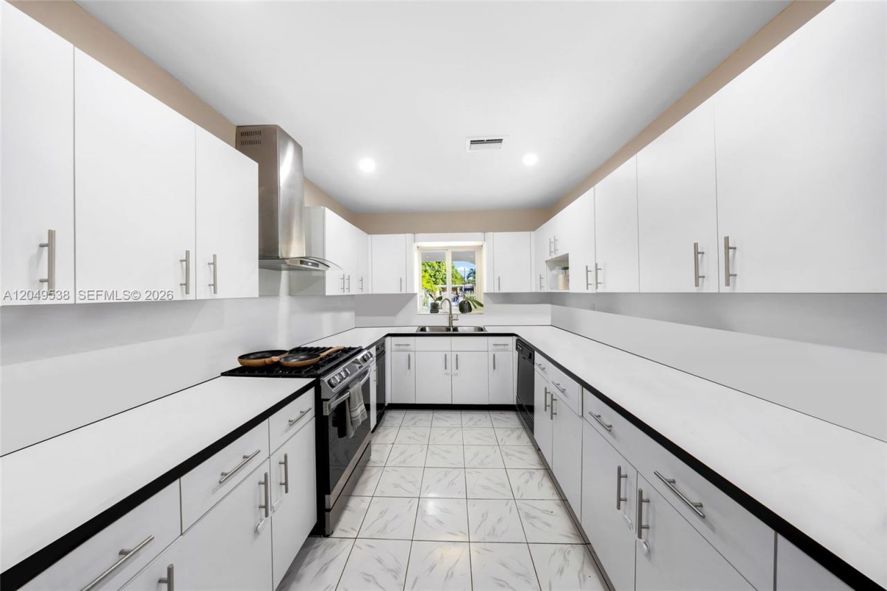 490 W 33rd Pl, Hialeah, FL 33012 Photo
