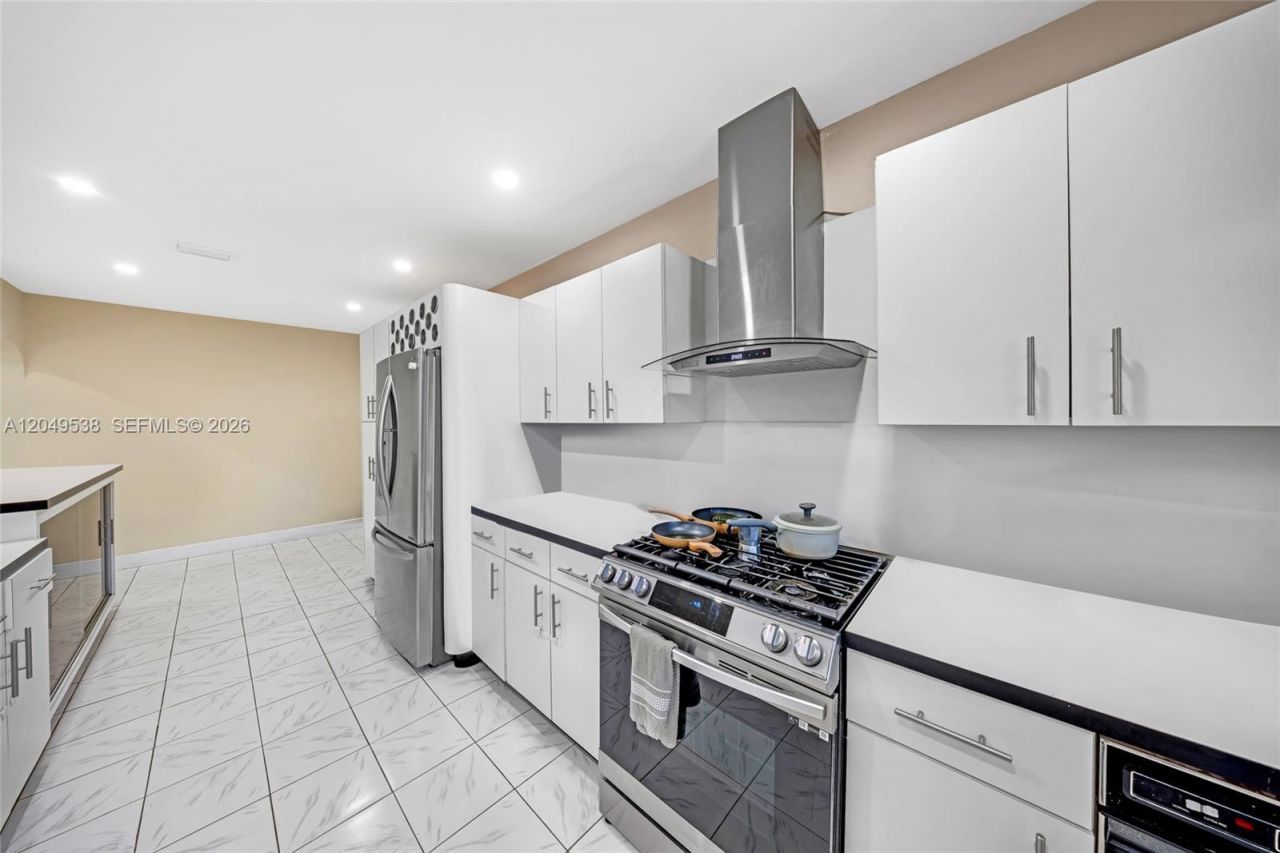 490 W 33rd Pl, Hialeah, FL 33012 Photo
