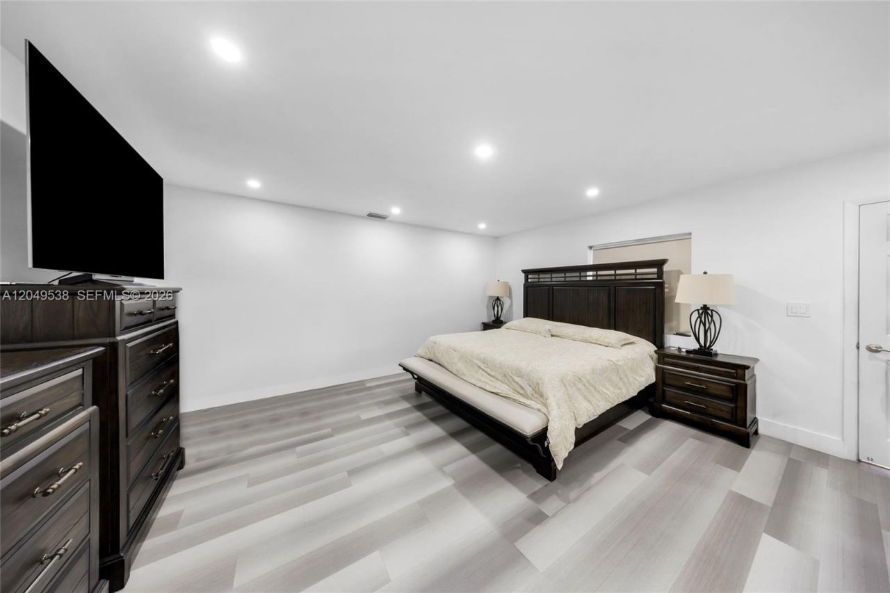 490 W 33rd Pl, Hialeah, FL 33012 Photo