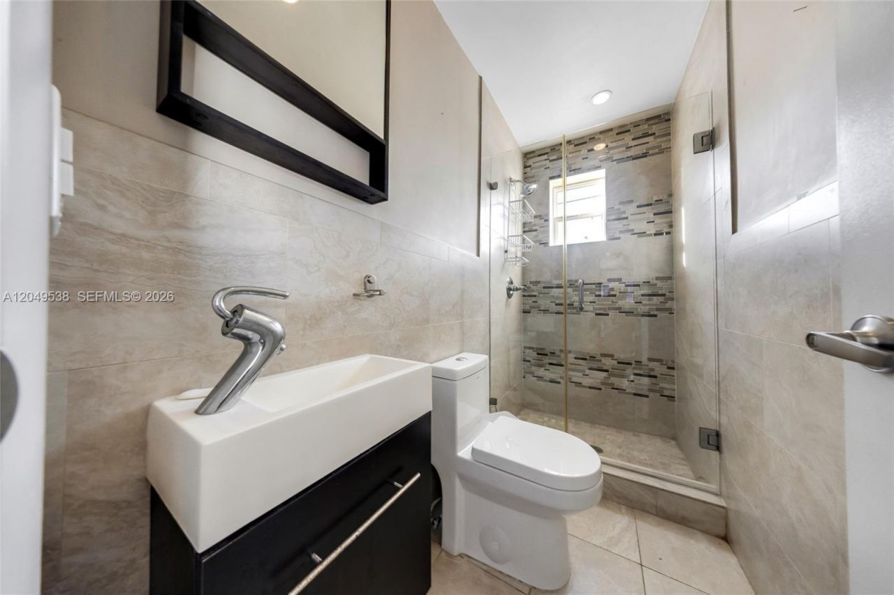 490 W 33rd Pl, Hialeah, FL 33012 Photo