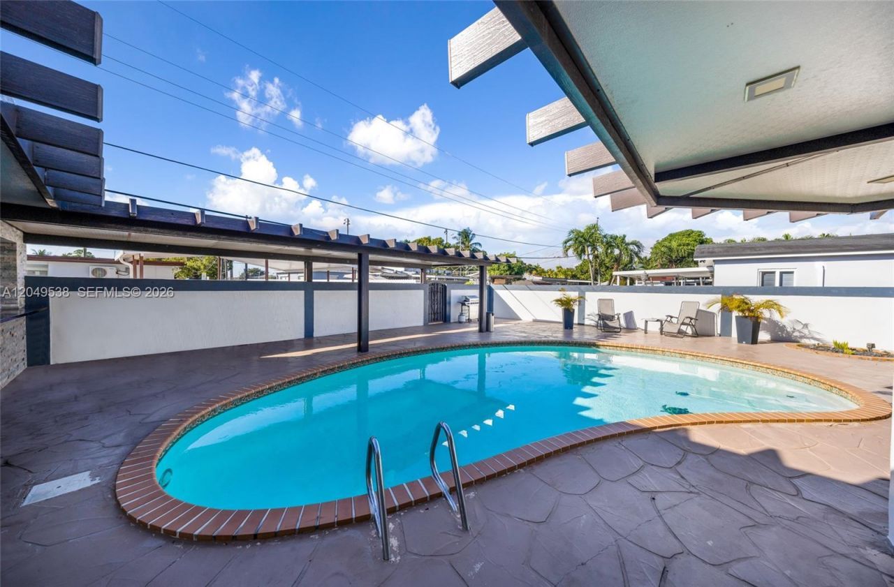 490 W 33rd Pl, Hialeah, FL 33012 Photo