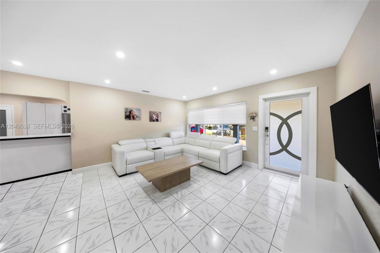 490 W 33rd Pl, Hialeah, FL 33012 Photo