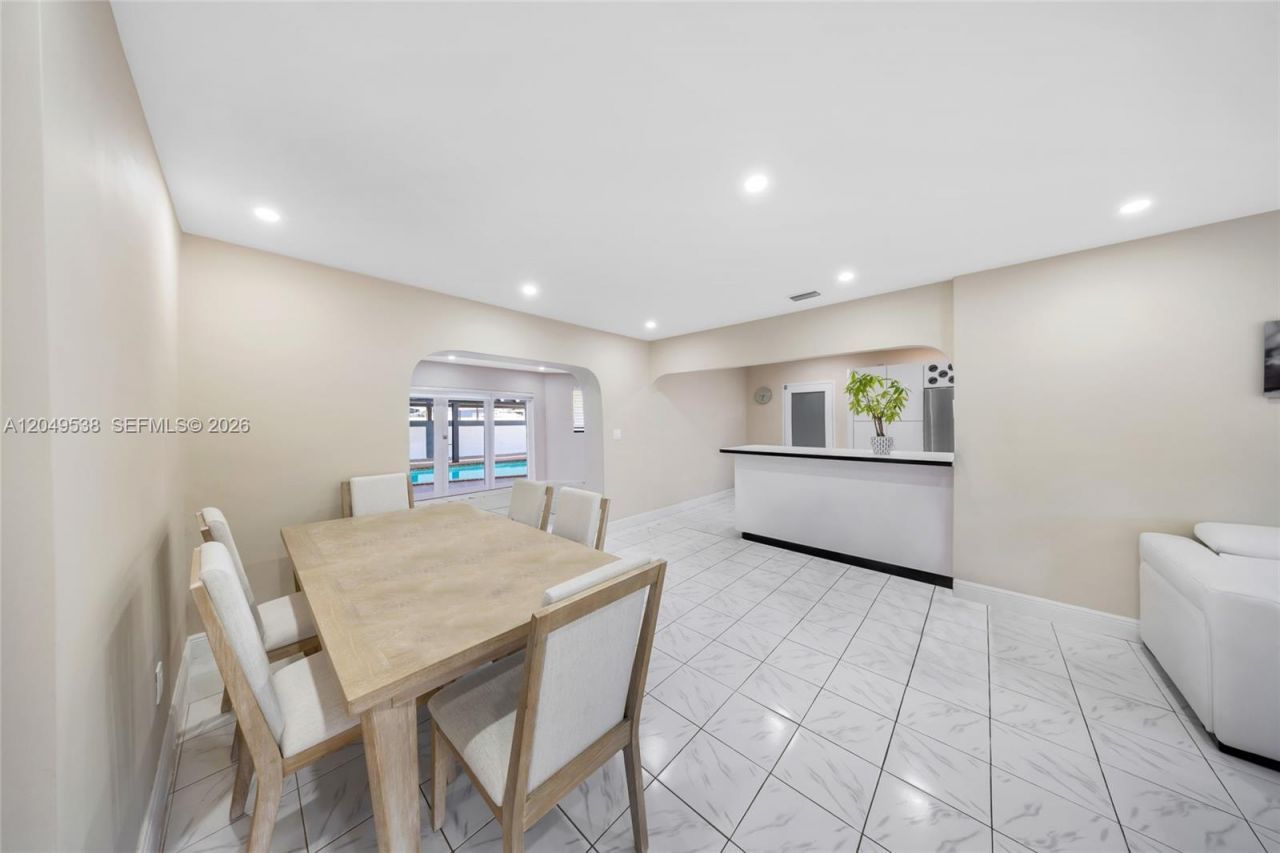 490 W 33rd Pl, Hialeah, FL 33012 Photo