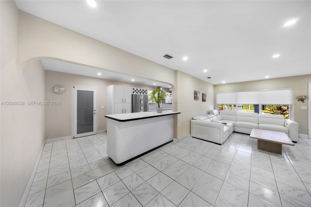 490 W 33rd Pl, Hialeah, FL 33012 Photo
