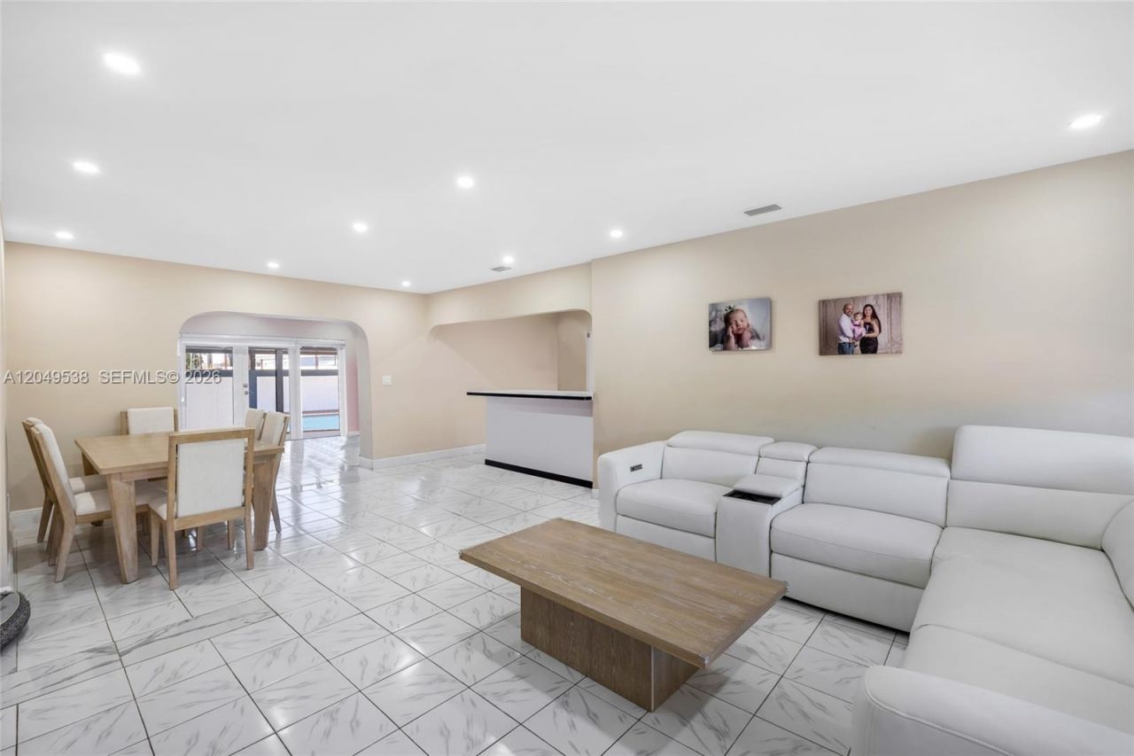 490 W 33rd Pl, Hialeah, FL 33012 Photo