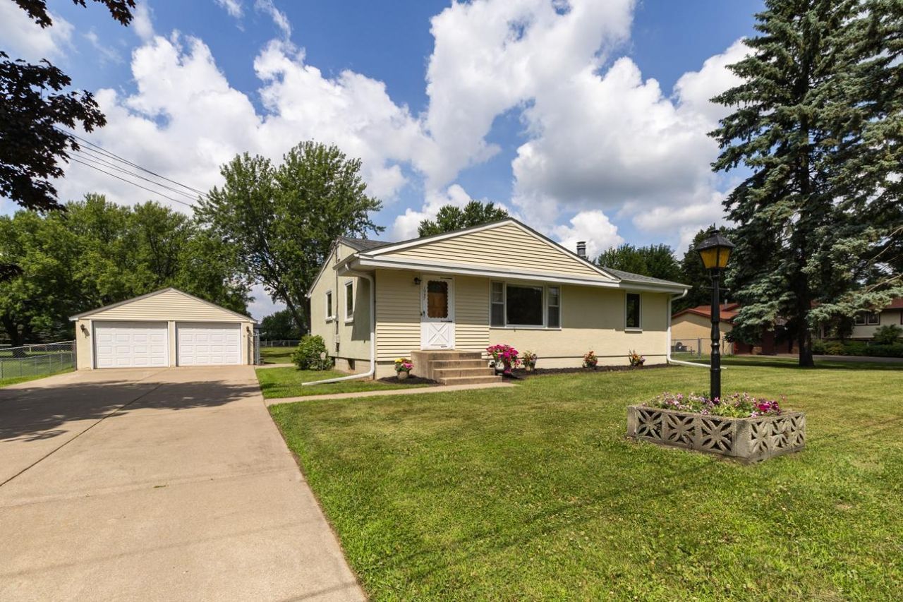 1957 Payne Avenue, Maplewood, MN 55117