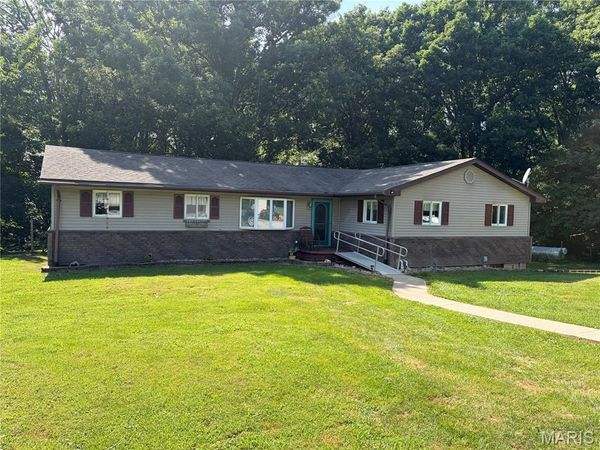 135 Duffs Lane, Hillsboro, IL 62049