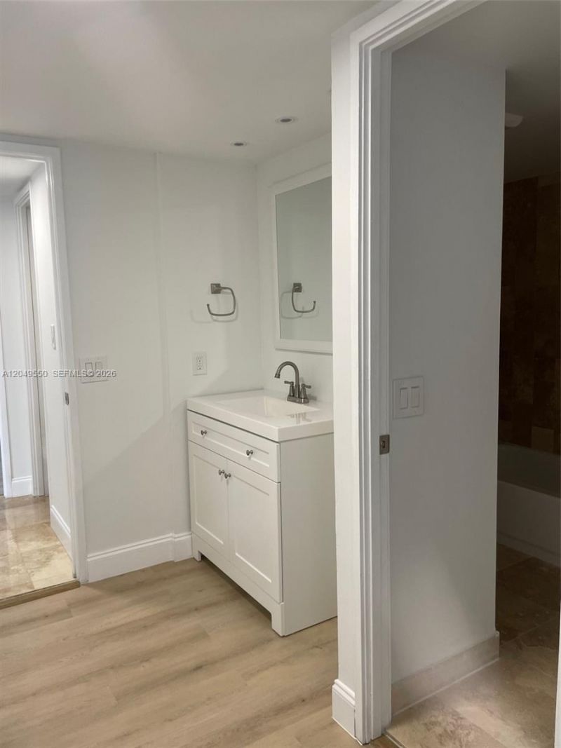 3731 N Country Club Dr , Unit 323, Aventura, FL 33180 Photo