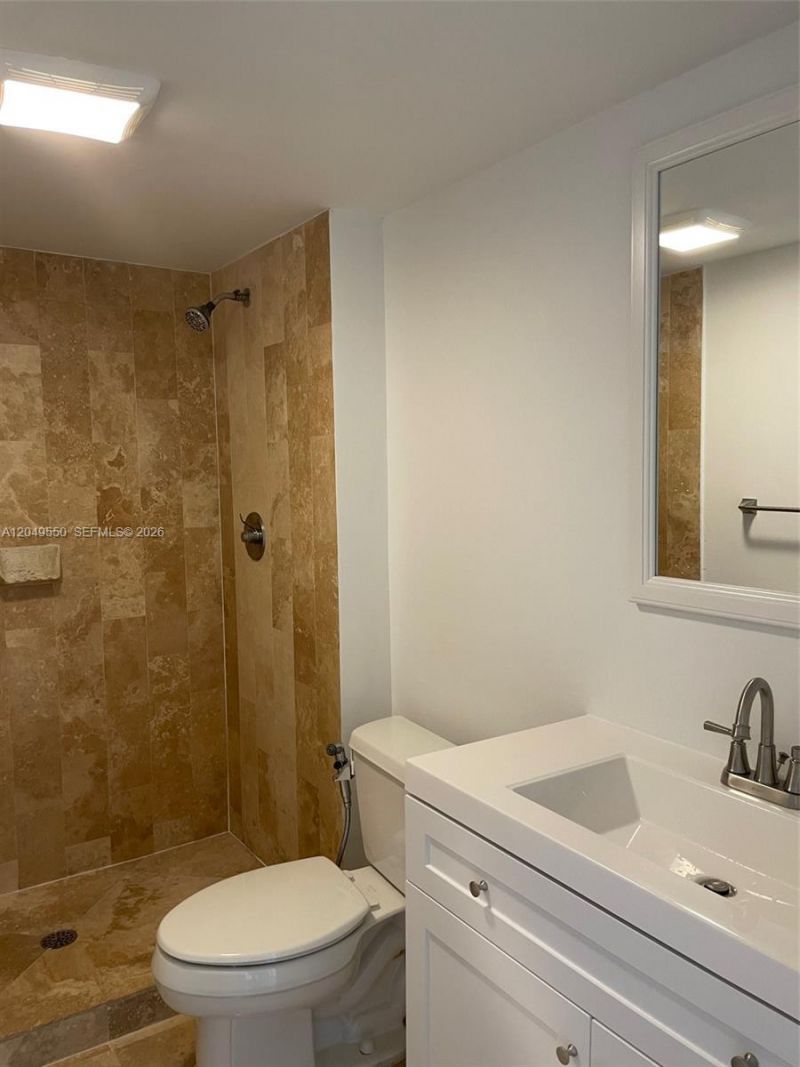 3731 N Country Club Dr , Unit 323, Aventura, FL 33180 Photo