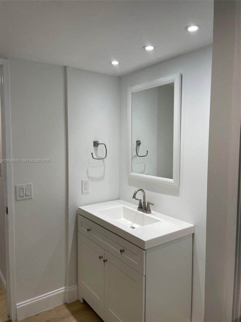 3731 N Country Club Dr , Unit 323, Aventura, FL 33180 Photo