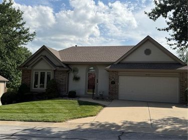 8600 N Chatham Circle, Kansas City, MO 64154