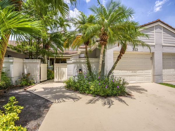 525 Prestwick Circle, Palm Beach Gardens, FL 33418