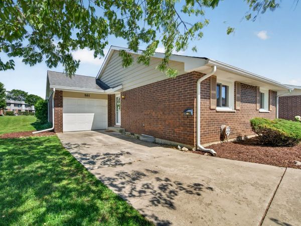 881 Heatherbrook Court , Wheaton, IL 60189