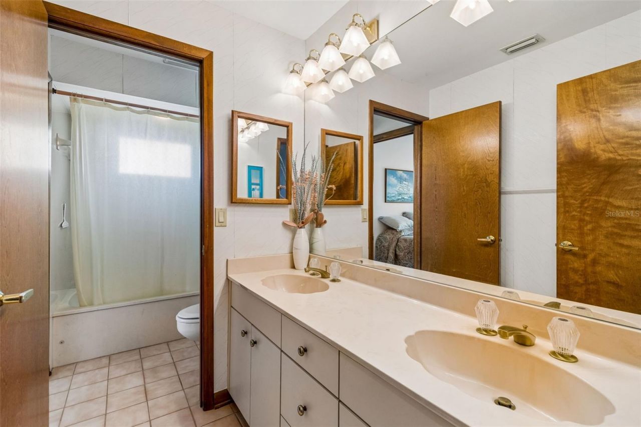 9815 Bay Island Drive, Tampa, FL 33615 Photo