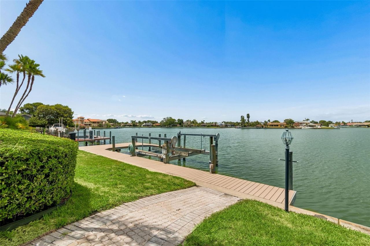 9815 Bay Island Drive, Tampa, FL 33615 Photo