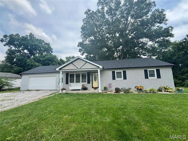 4 N Hickory Street, Smithton, IL 62285