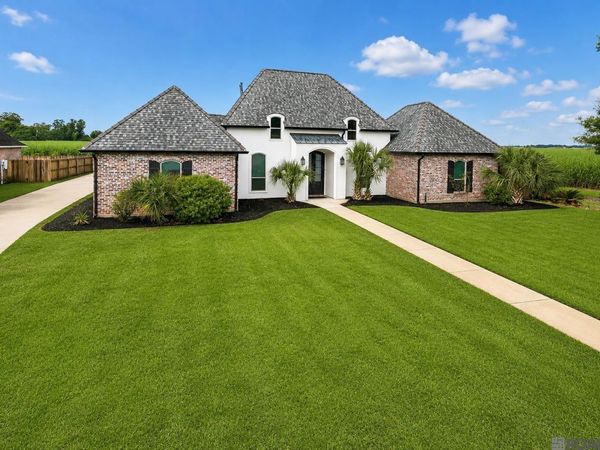 143 Rosebud Dr, Port Allen, LA 70767