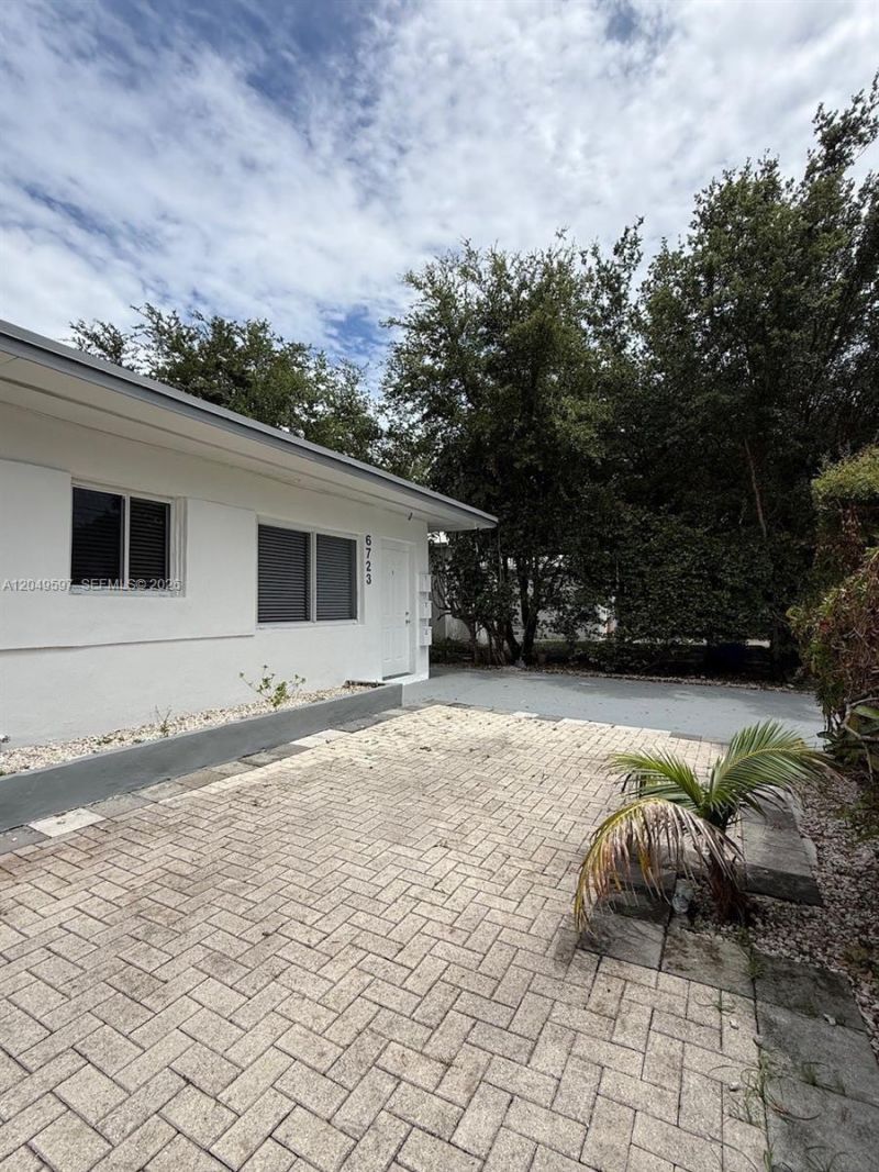 6723 NE Miami Pl, Unit 3, Miami, FL 33138 Photo