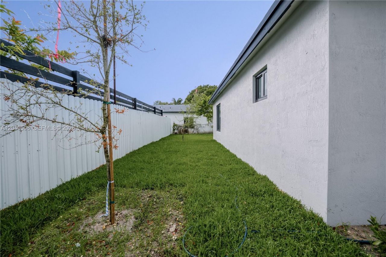 1112 NW 81st St, Miami, FL 33150 Photo
