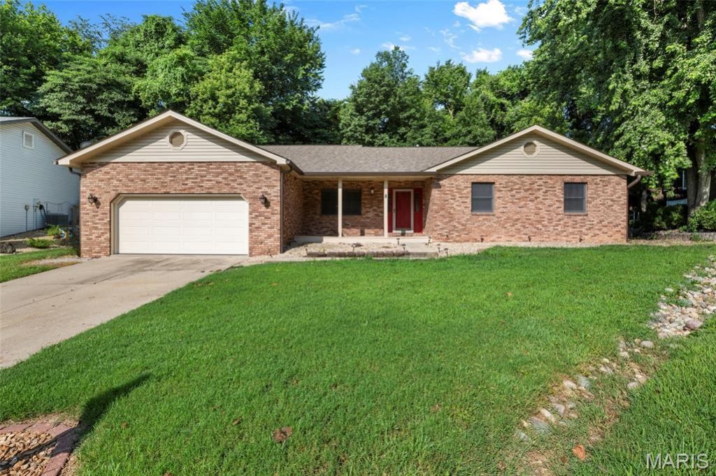 8 Oak Leaf Circle, Collinsville, IL 62234 Main Photo