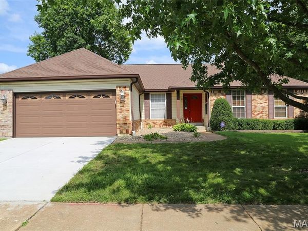 949 Oakmoor Drive , Fenton, MO 63026