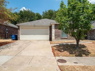 121 Cliff Heights Circle , Dallas, TX 75241