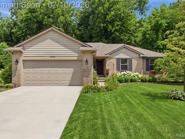 29939 Sugar Creek Drive, Chesterfield Twp, MI 48047