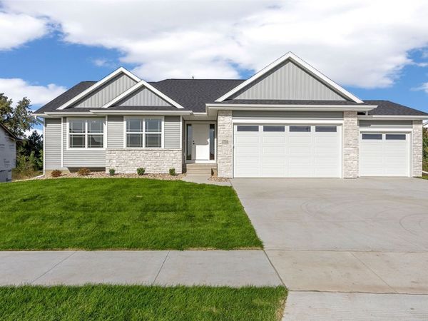 1724 Cloverleaf Court SW, Cedar Rapids, IA 52404