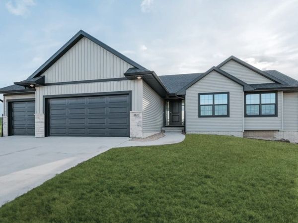 1724 Cloverleaf Court SW, Cedar Rapids, IA 52404