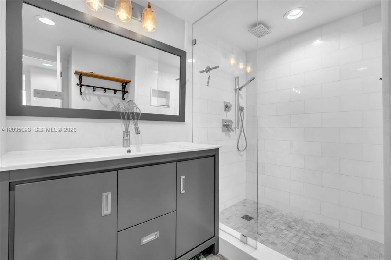 7135 Collins Ave , Unit 736, Miami Beach, FL 33141 Photo